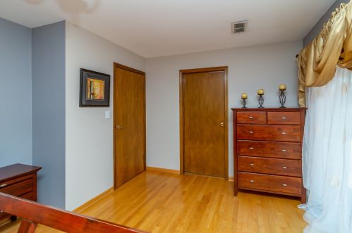 8316 Elmore St, Niles IL 60714-1943 exterior