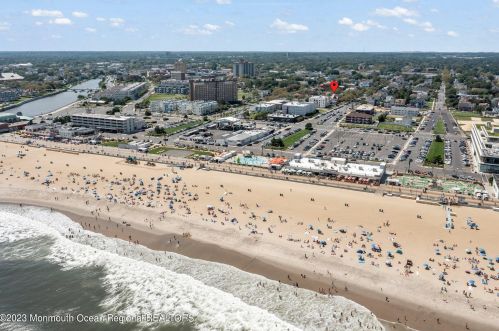 302 2nd Ave, Tinton Falls NJ  07712-6132 exterior