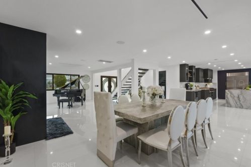 2434 Delisle Ct, Glendale CA  91208-2210 exterior