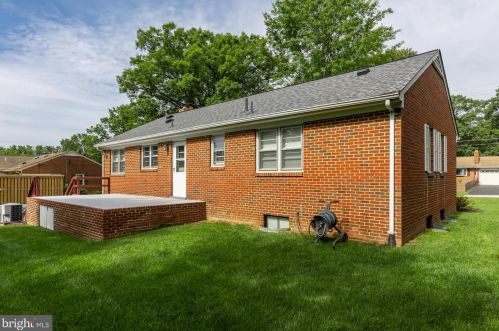 7209 Lamar Dr, Springfield VA  22150-3129 exterior