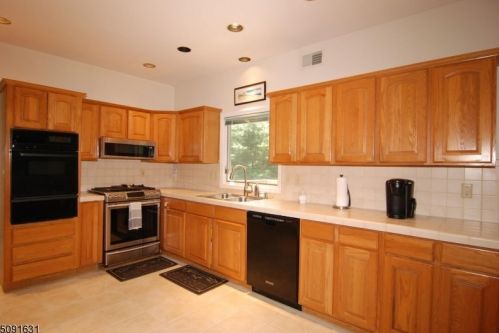 4 Everest Dr, Hackettstown NJ  07840-2844 exterior