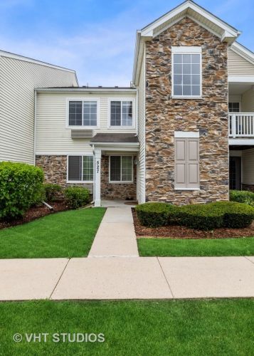 527 Silverstone Dr, Carpentersville, IL 60110-1180