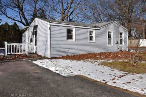 3 Tell St, Warwick, RI 02889-8423
