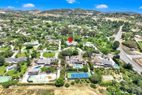 1156 Sugarbush Dr, Vista CA 92084-7464 exterior