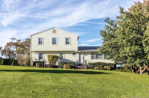 33 Camelot Dr, Upper Stepney CT  06468-2004 exterior