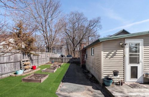 91 Abbott Ave, Warwick, RI 02886-8903