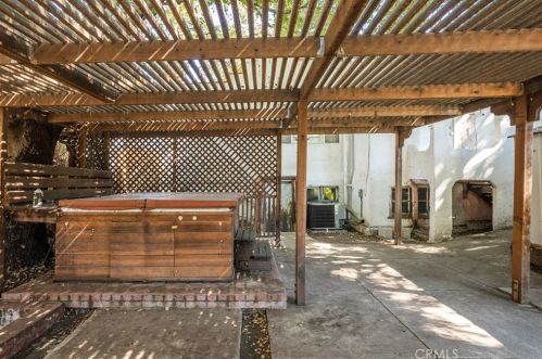 3300 Montrose Ave, Glendale CA 91214-3341 exterior