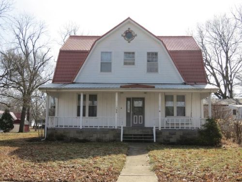 105 3rd St, Ivesdale, IL 61851-9782
