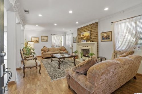 1998 Glenoaks Blvd, Glendale CA  91201-1644 exterior