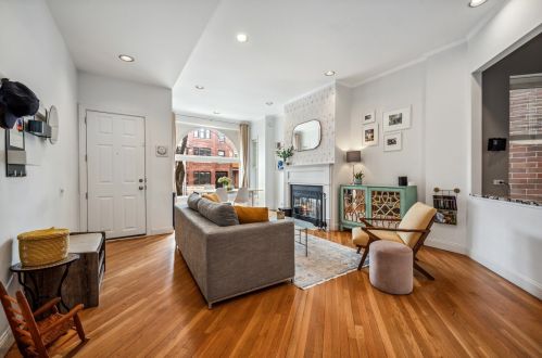 2734 Seminary Ave, Chicago, IL 60614-1323
