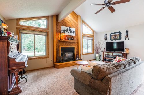 125 Crescent Ave, La Crescent, MN 55947-9770