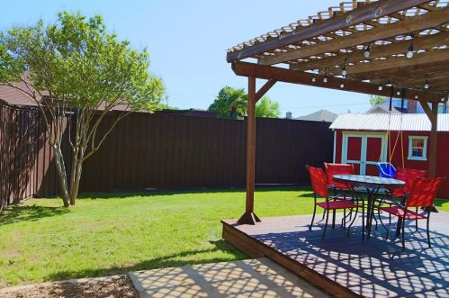 2100 Greenstone Trl, Carrollton TX 75010-4140 exterior