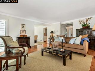 137 Cypress Point Way, Moraga, CA 94556-1130