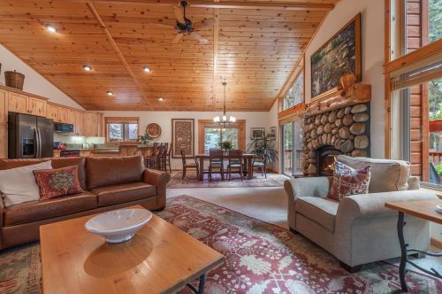 13963 Copenhagen Dr, Truckee CA  96161-6633 exterior