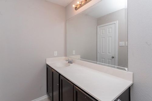 5613 Thunder Bay Dr, Fort Worth TX  76119-8505 exterior