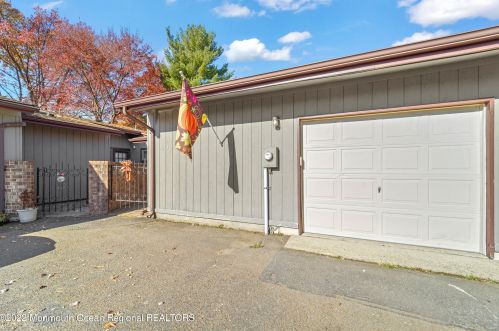 33 Eastport Ct, Tinton Falls, NJ 07701-5431