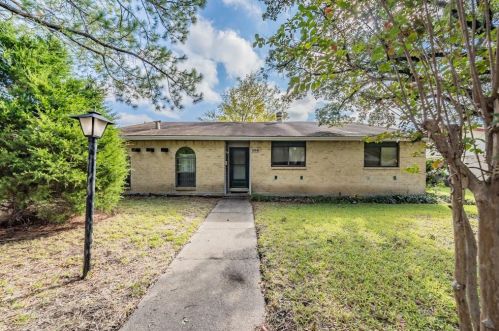 306 Nettle Dr, Garland TX  75043-3225 exterior