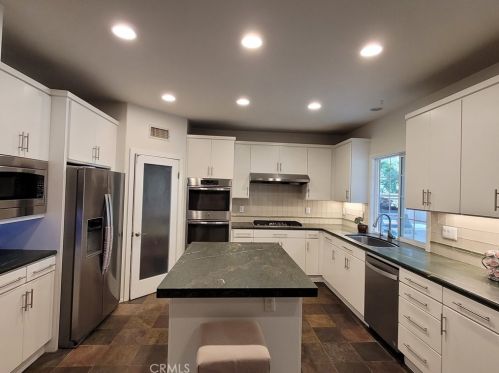33 Commonwealth, Irvine CA  92618-7003 exterior