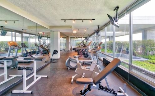 9715 Woods Dr, Skokie IL  60406-4438 exterior