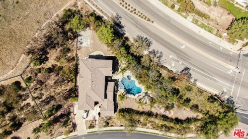 585 Vineyard Dr, Simi Valley, CA 93065-8246