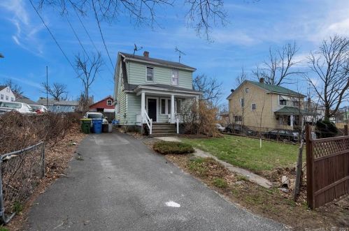 32 Benefit St, Waterbury, CT 06704-3203