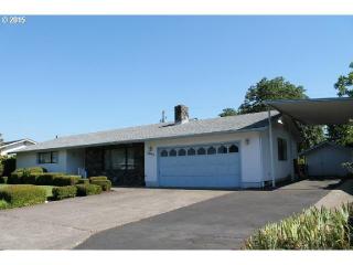 2053 Firth Ave, Springfield, OR 97477-2545