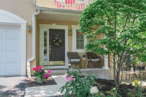 19 Magnolia Way, Paterson, NJ 07508-3106