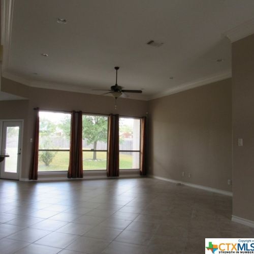 656 Oakcreek Pkwy, Seguin TX  78155-5172 exterior