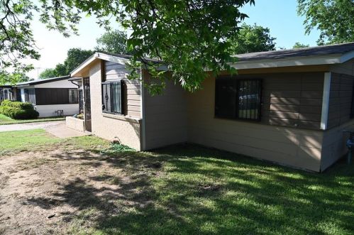 6229 Vel Dr, Fort Worth, TX 76112-8061
