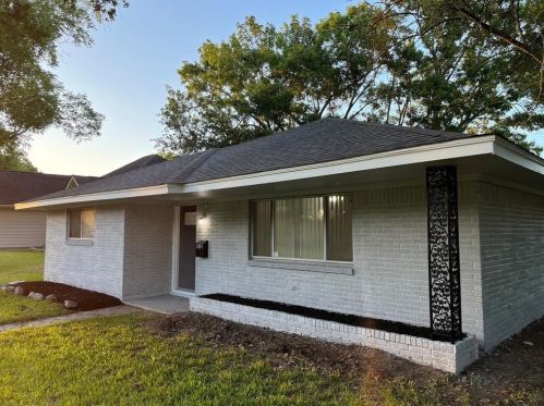 1881 Aspen Ln, Taylor Lake Village TX  77586-2913 exterior
