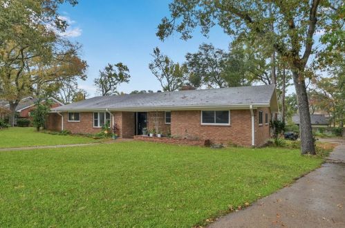 229 Elmwood St, Huntsville, TX 77320-3407