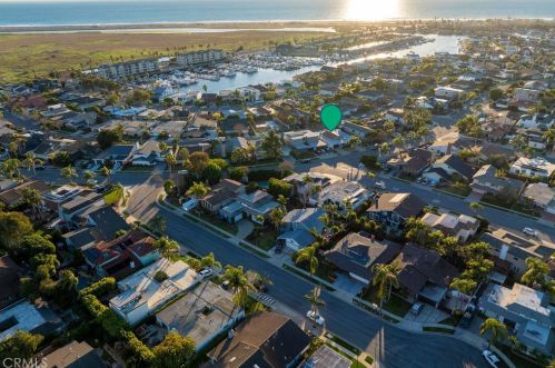 17089 Westport Dr, Huntington Beach CA  92649-4246 exterior