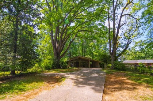 2814 Ben Hill Rd, Atlanta, GA 30344-1903