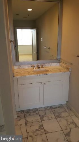 201 8th St, Philadelphia PA  19106-3519 exterior