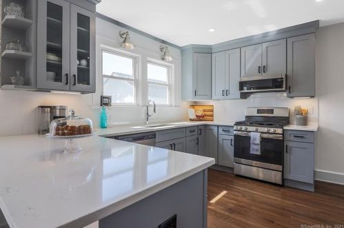 14 Elton Ct, Norwalk CT  06851-4830 exterior