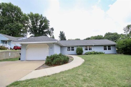 2202 Sunset Dr, Pekin, IL 61554-5365