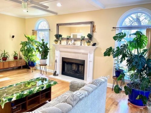 276 Soundview Ave, Huntington CT  06484-2137 exterior