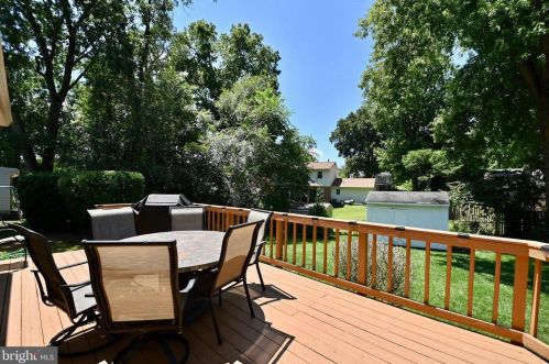 8513 Fairburn Dr, Springfield VA  22152-3225 exterior