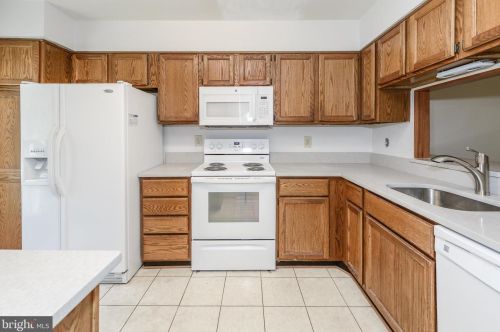 8527 Chapman Oak Ct, Springfield VA  22153-3573 exterior
