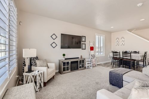 6544 Hvn Maple Dr, Taylorsville UT 84081-4162 exterior