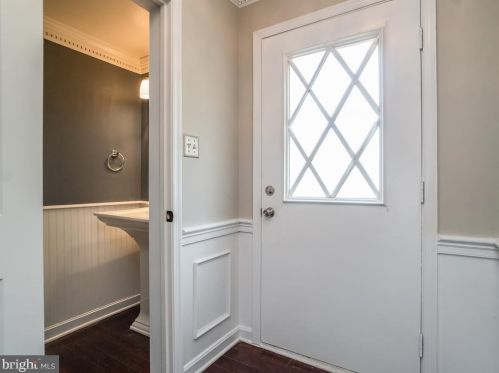 2836 Flagmaker Dr, Falls Church, VA 22042-2203