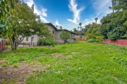237 Ardys Pl, Vista CA  92084-5118 exterior