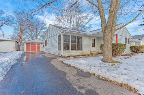 2106 Grouse Ln, Rolling Meadows, IL 60008-2840