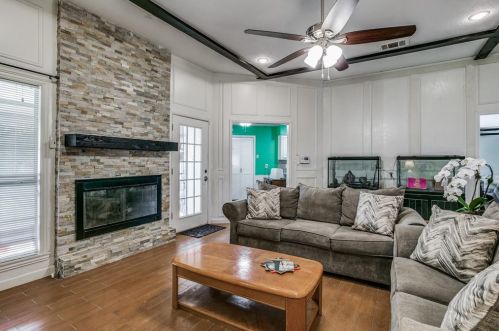 1726 Southampton Dr, Carrollton TX 75007-2623 exterior