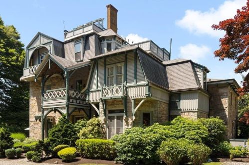 6 Howe Ave, Middletown, RI 02840-4007