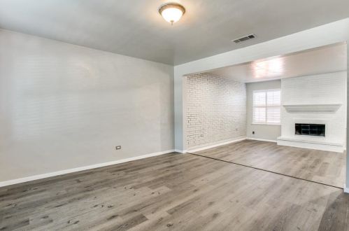 2005 Clubview Dr, Carrollton TX  75006-1703 exterior