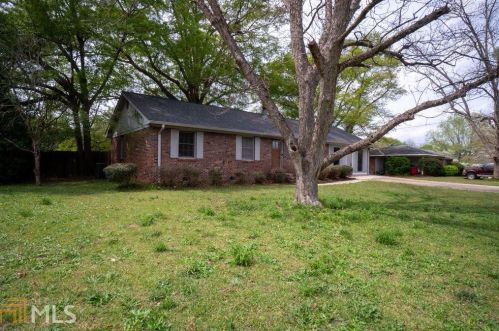 107 Davis Dr, Lithonia, GA 31028-1221