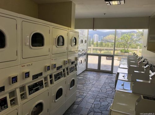 445 Seaside Ave, Honolulu HI  96815-2640 exterior