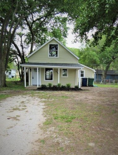 718 Anderson St, Angleton TX 77515-4544 exterior