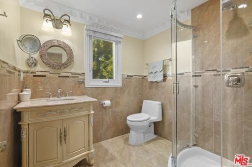 2417 Glenoaks Blvd, Glendale CA  91206-3027 exterior